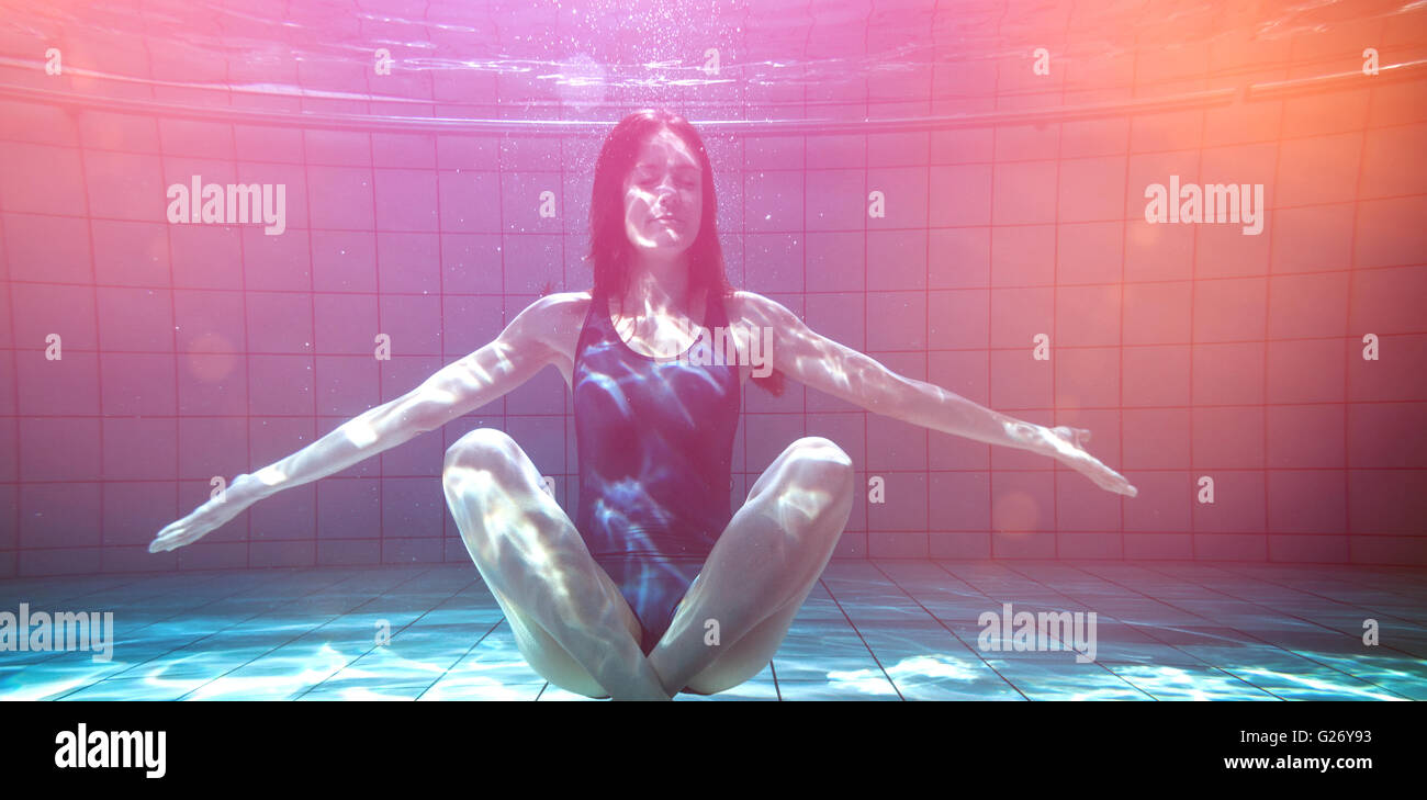 Athletic nadador sonriendo ante la cámara bajo el agua Foto de stock