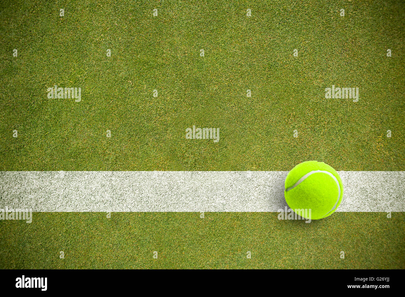 Imagen compuesta de pelota de tenis con una jeringa Foto de stock