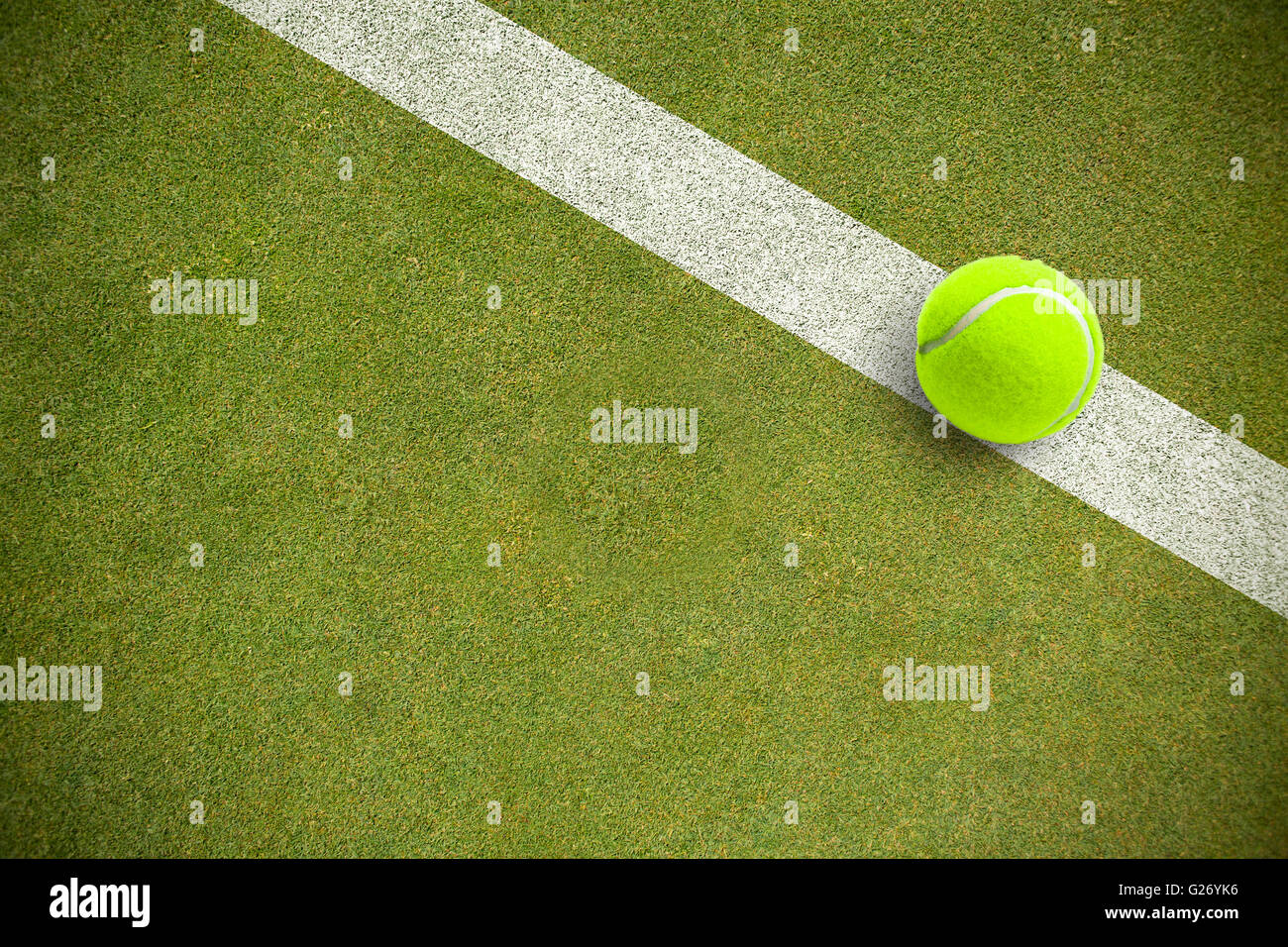 Imagen compuesta de pelota de tenis con una jeringa Foto de stock