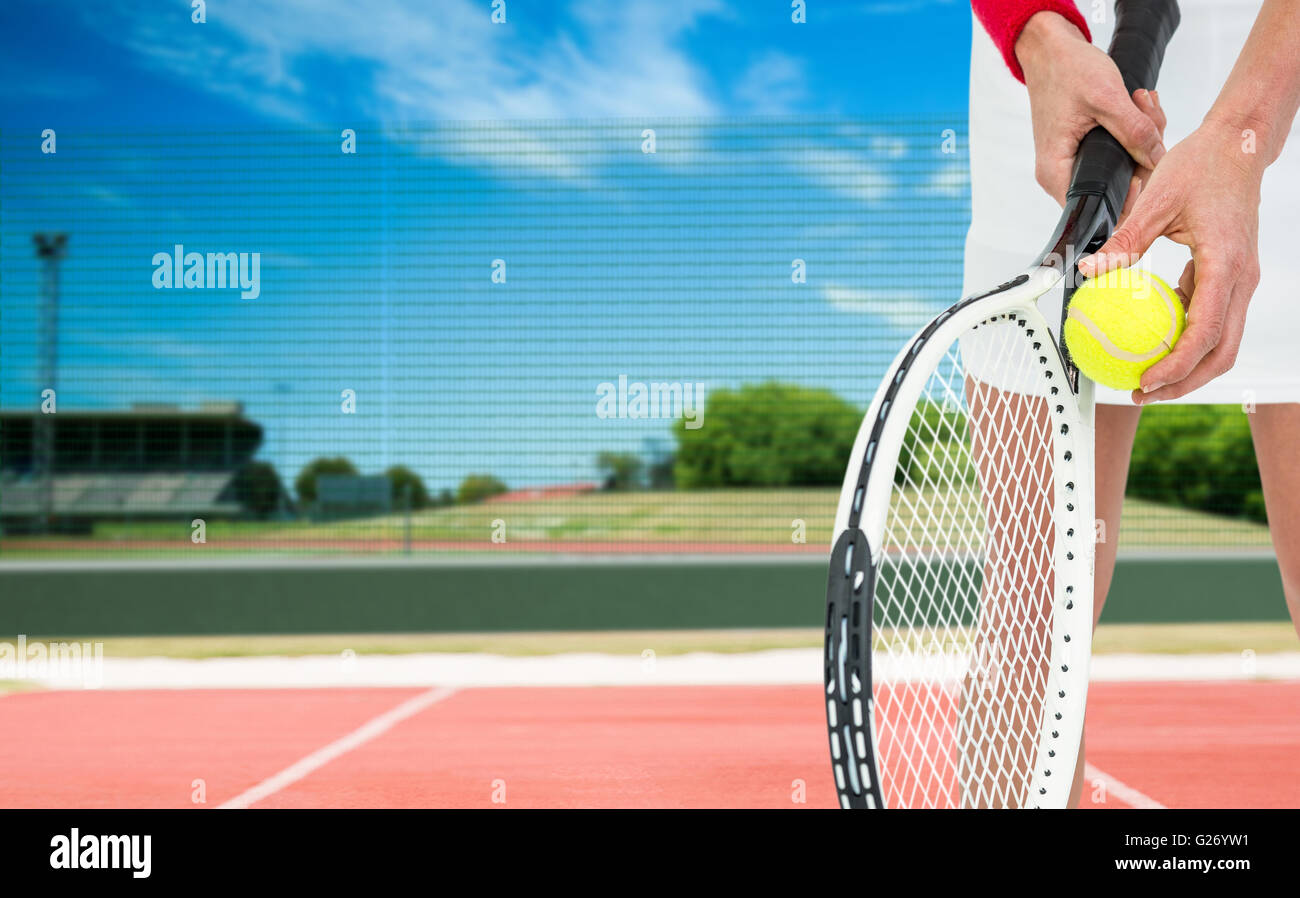 Imagen compuesta de atleta sosteniendo una raqueta de tenis listo para servir Foto de stock