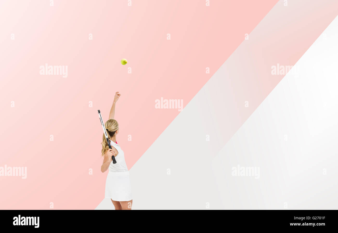 Imagen compuesta de atleta sosteniendo una raqueta de tenis listo para servir Foto de stock