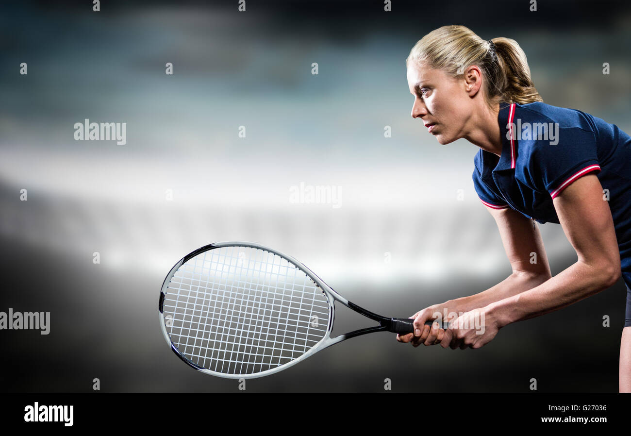 Imagen compuesta de jugador de tenis jugando con una raqueta de tenis Foto de stock