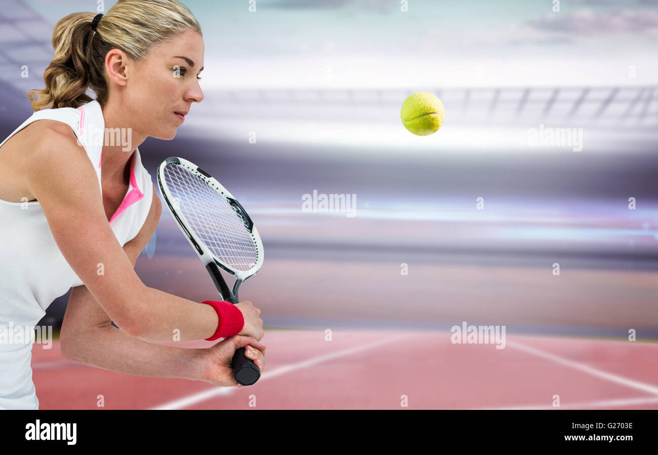 Imagen compuesta de atleta jugando con una raqueta de tenis Foto de stock