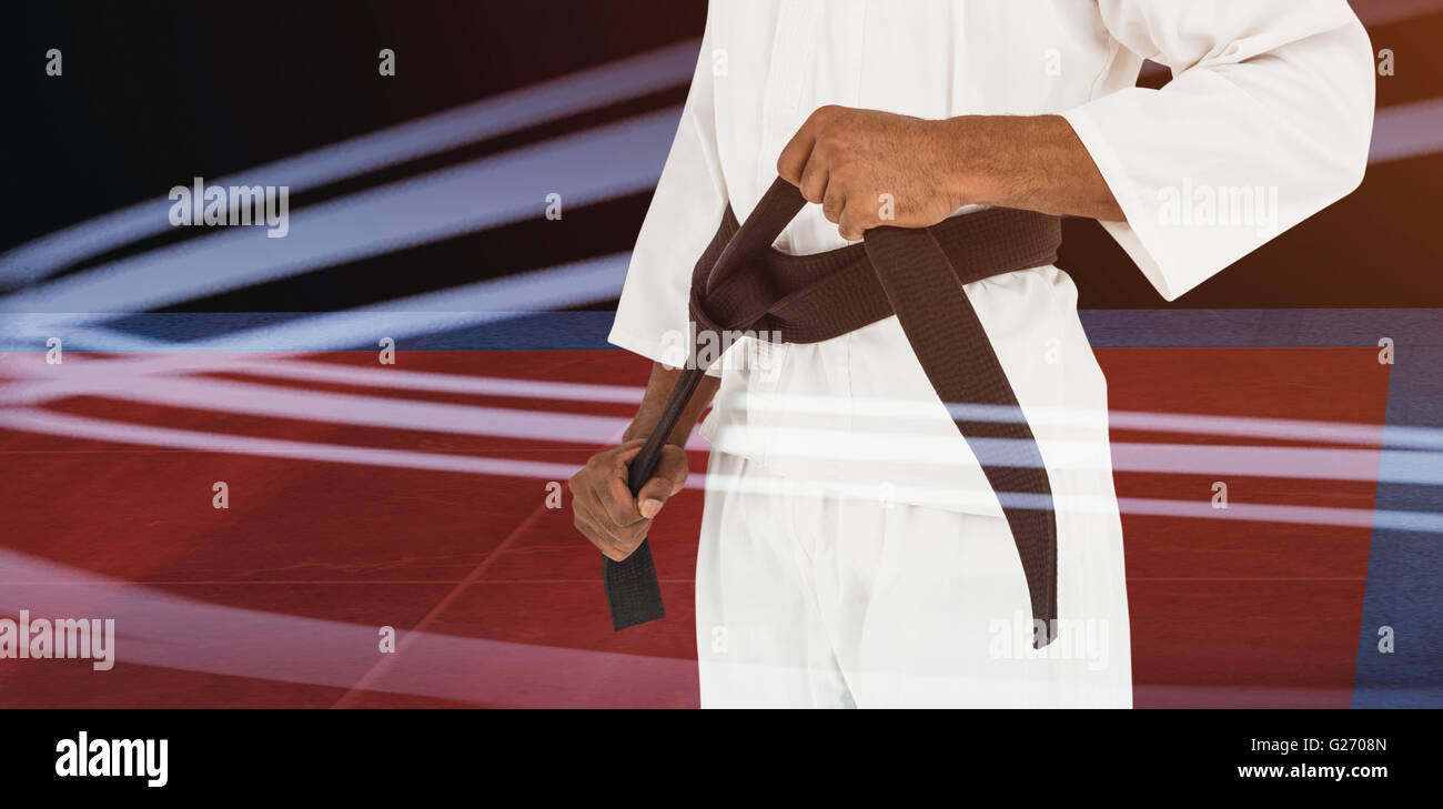 Imagen compuesta de fighter Apriete cinturón de karate Foto de stock