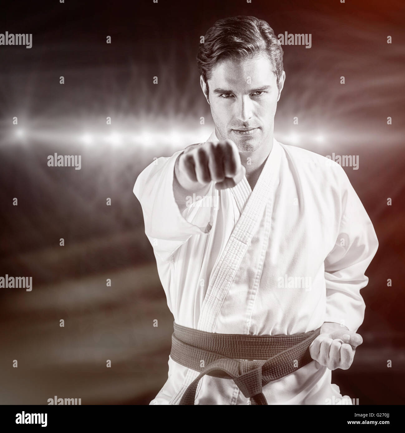 Imagen compuesta de retrato de luchador de realizar karate postura Foto de stock