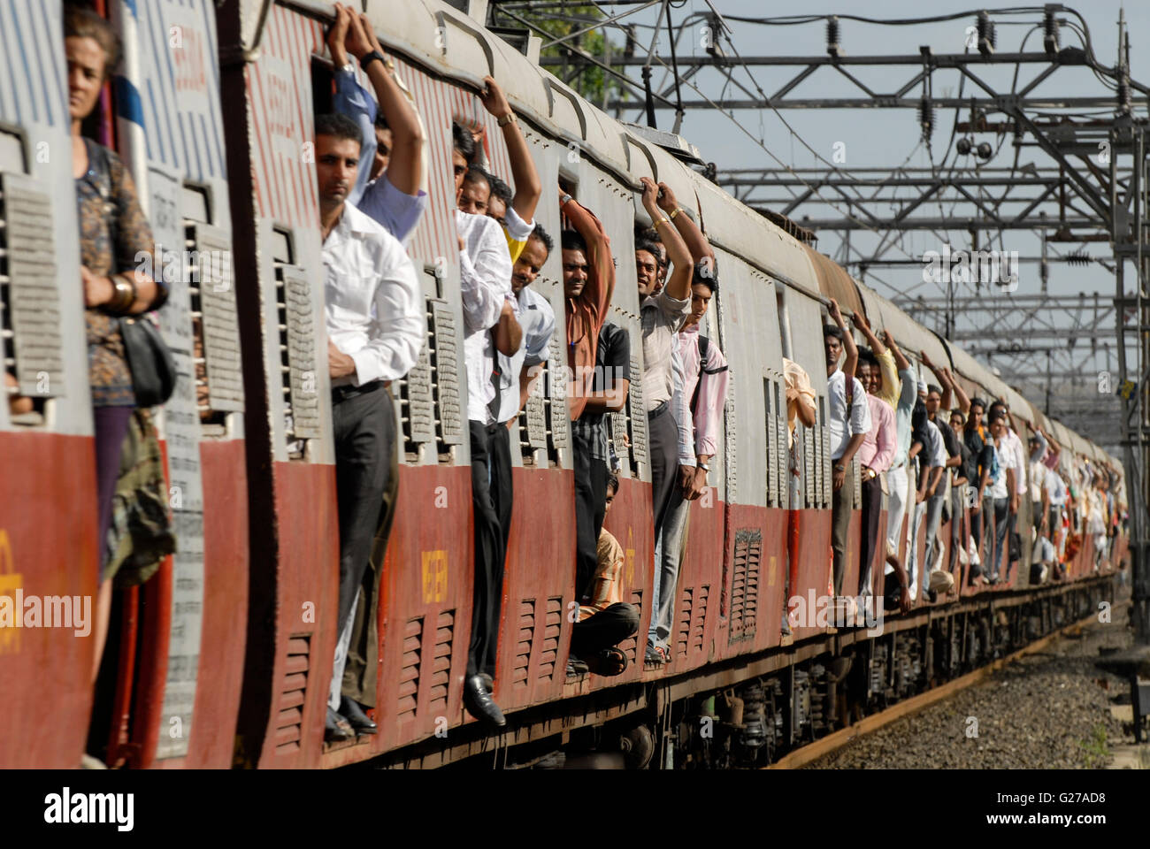 La India Mumbai , commuter en tren de la ciudad occidental de ferrocarriles / INDIEN Bombay , S-Bahn Zuege befoerdern taeglich Millionen von Pendlern zwischen Zentrum und Suburban Foto de stock