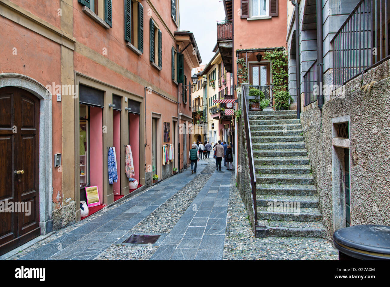Mirando a lo largo de un callejón en Bellagio, en el Lago Como en Italia Foto de stock