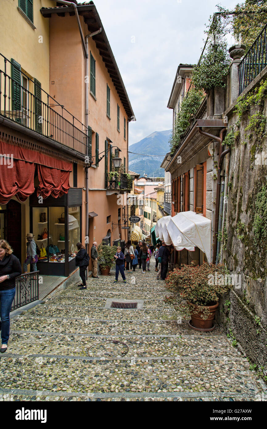 Mirando hacia un callejón en Bellagio, en el Lago Como en Italia Foto de stock