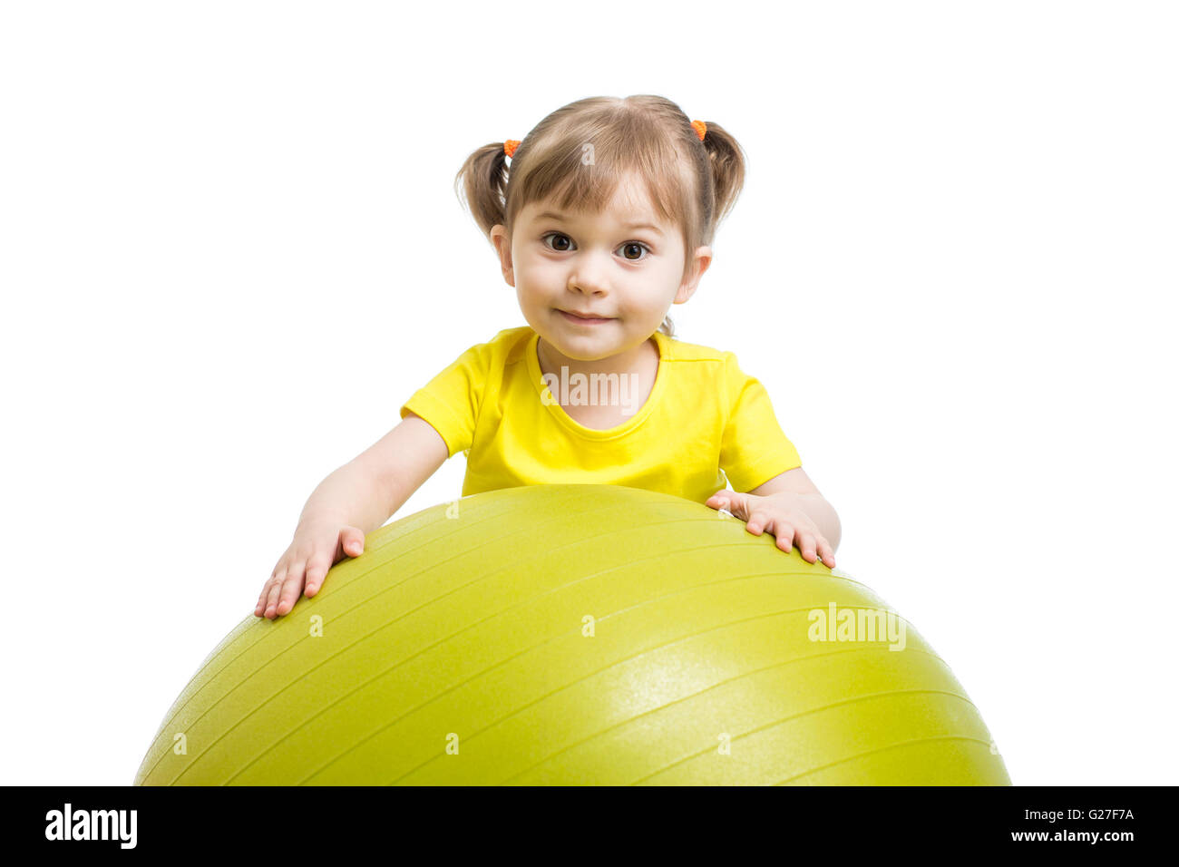 Niño Niña con bola de gimnasia aislado sobre fondo blanco. Foto de stock
