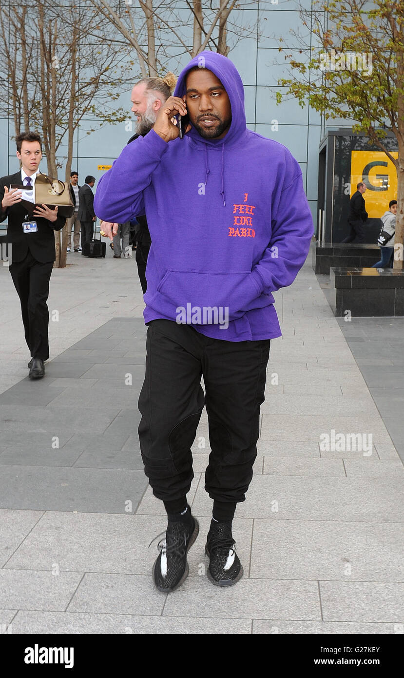 Kanye West llegar a Heathrow Airport todo sonrisas. Kanye llevaba un par,  aún inédito de su Yeezy Boost 350 instructores, así como Pablo hoodie, para  promocionar su nuevo álbum que incluye: Kanye