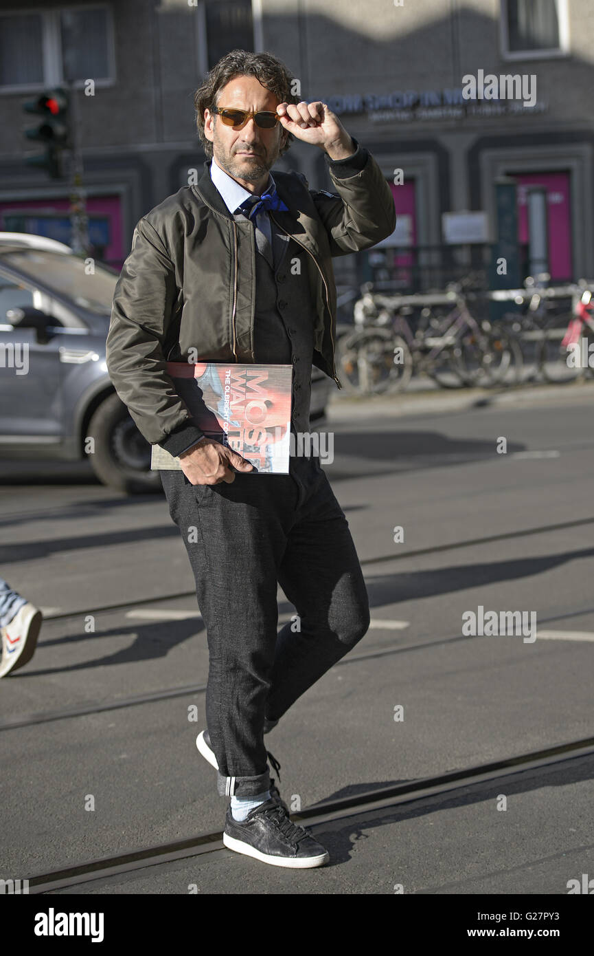 El actor alemán Falk Willy Wild sale con un libro en Mitte. Featuring: Falk Willy Wild donde: Berlín, Alemania Cuando: 07 Apr 2016 Foto de stock