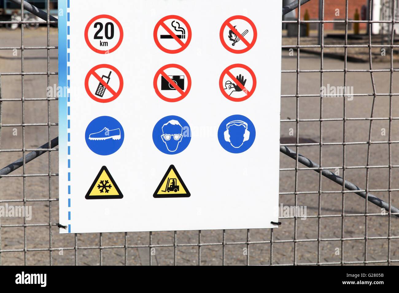 Las señales de seguridad en la entrada de una planta industrial Foto de stock