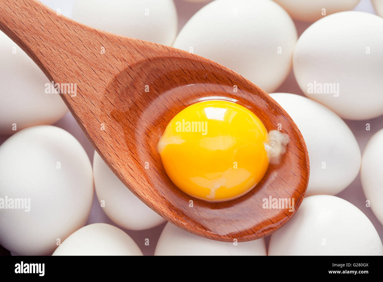 Huevo cocido y huevera con cuchara Fotografía de stock - Alamy