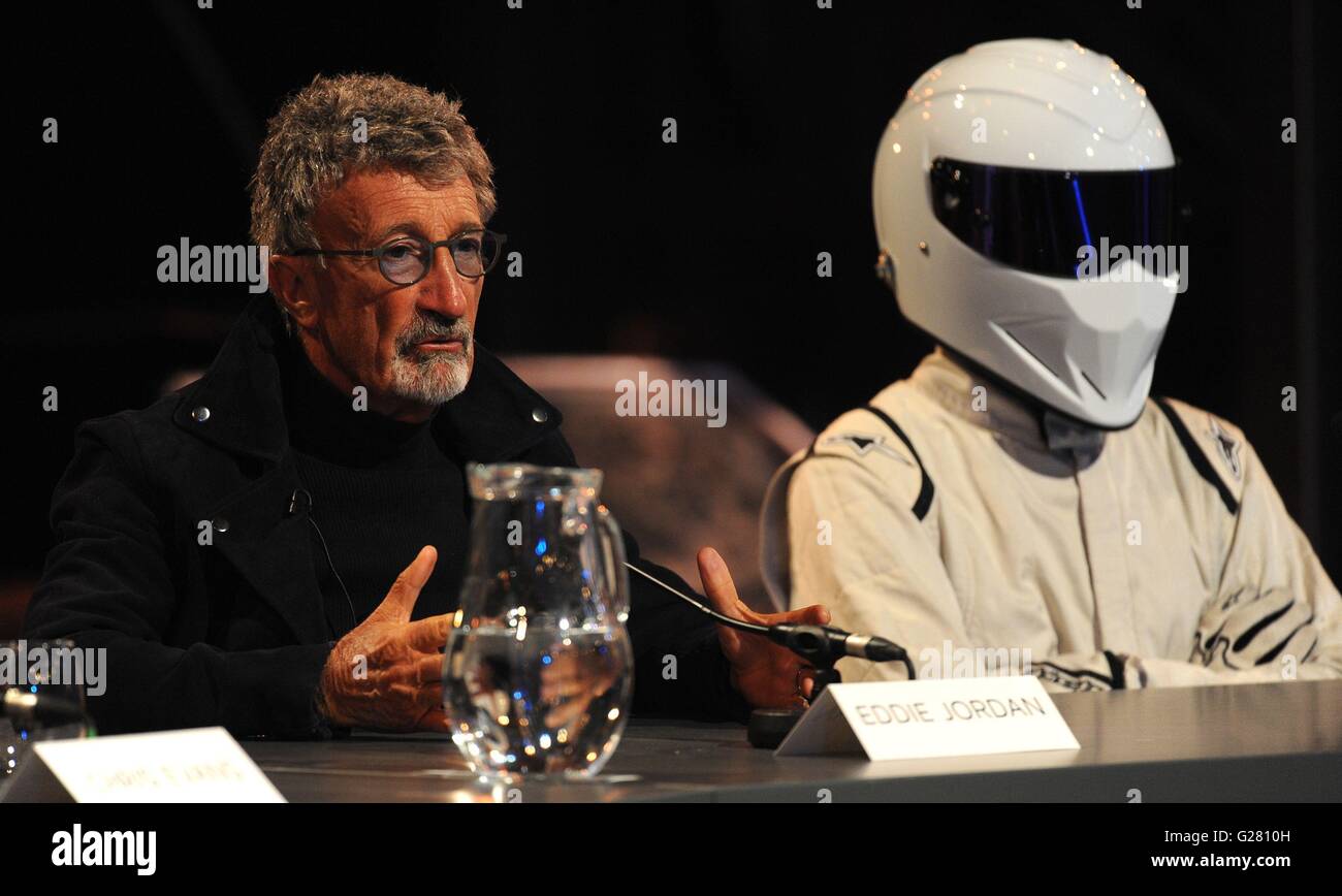 Los presentadores de Top Gear Eddie Jordan (izquierda) y el Stig en una  conferencia de prensa durante el lanzamiento del car show en el Aeródromo  Dunsfold en Surrey, cuando éste vuelve a