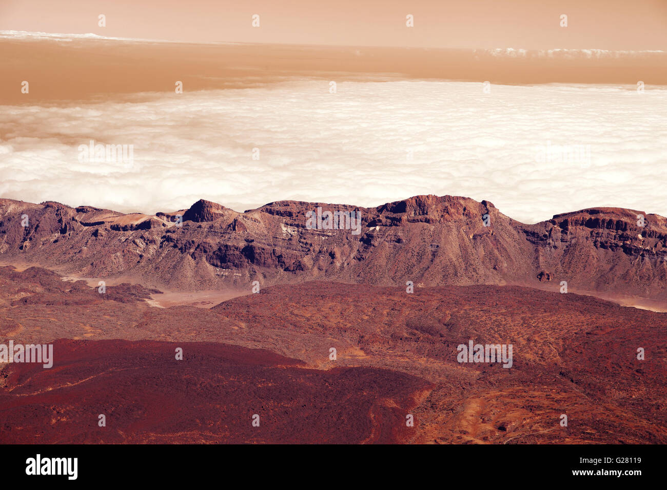 Panorama de las montañas en el atardecer las nubes en el planeta rojo Marte Foto de stock