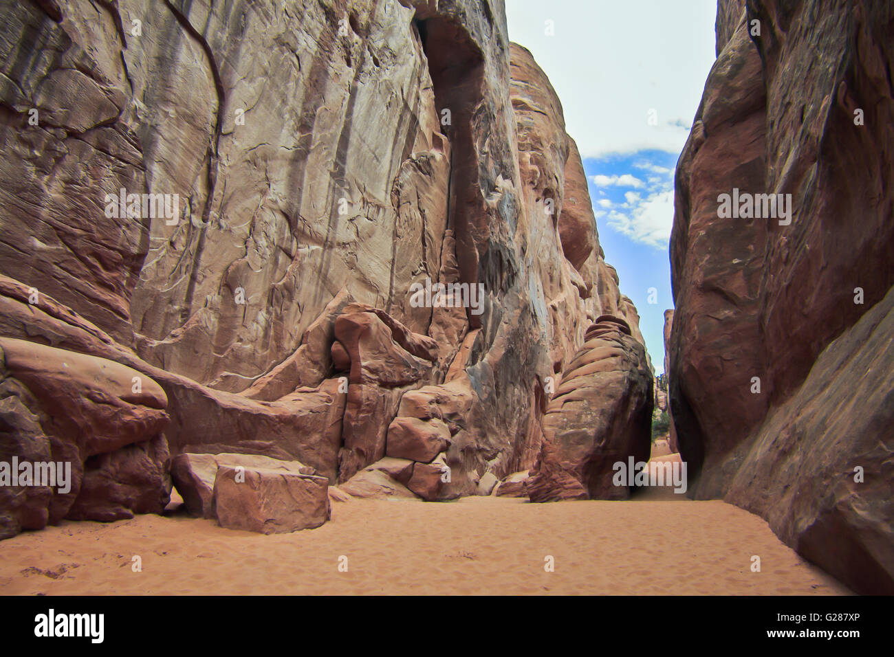 Moab, Parque Nacional Arches, en Utah. Rocas masivas y sendero angosto con arena. Foto de stock