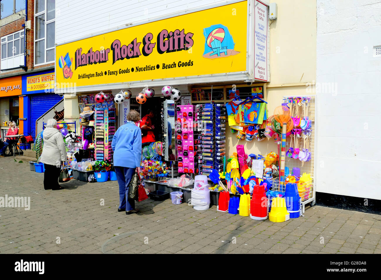 BRIDLINGTON, Yorkshire, Reino Unido. El 11 de mayo de 2016. Una tienda en el muelle del puerto playa venta y esencias en Bridlington. Foto de stock