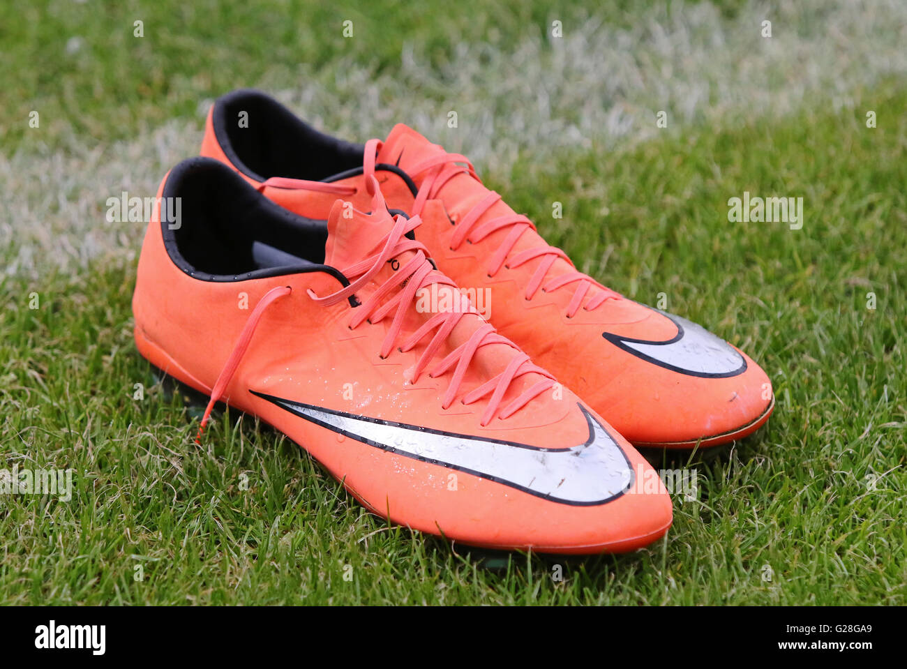 Calzado De Fútbol Rojo Fotos e Imágenes de stock - Alamy