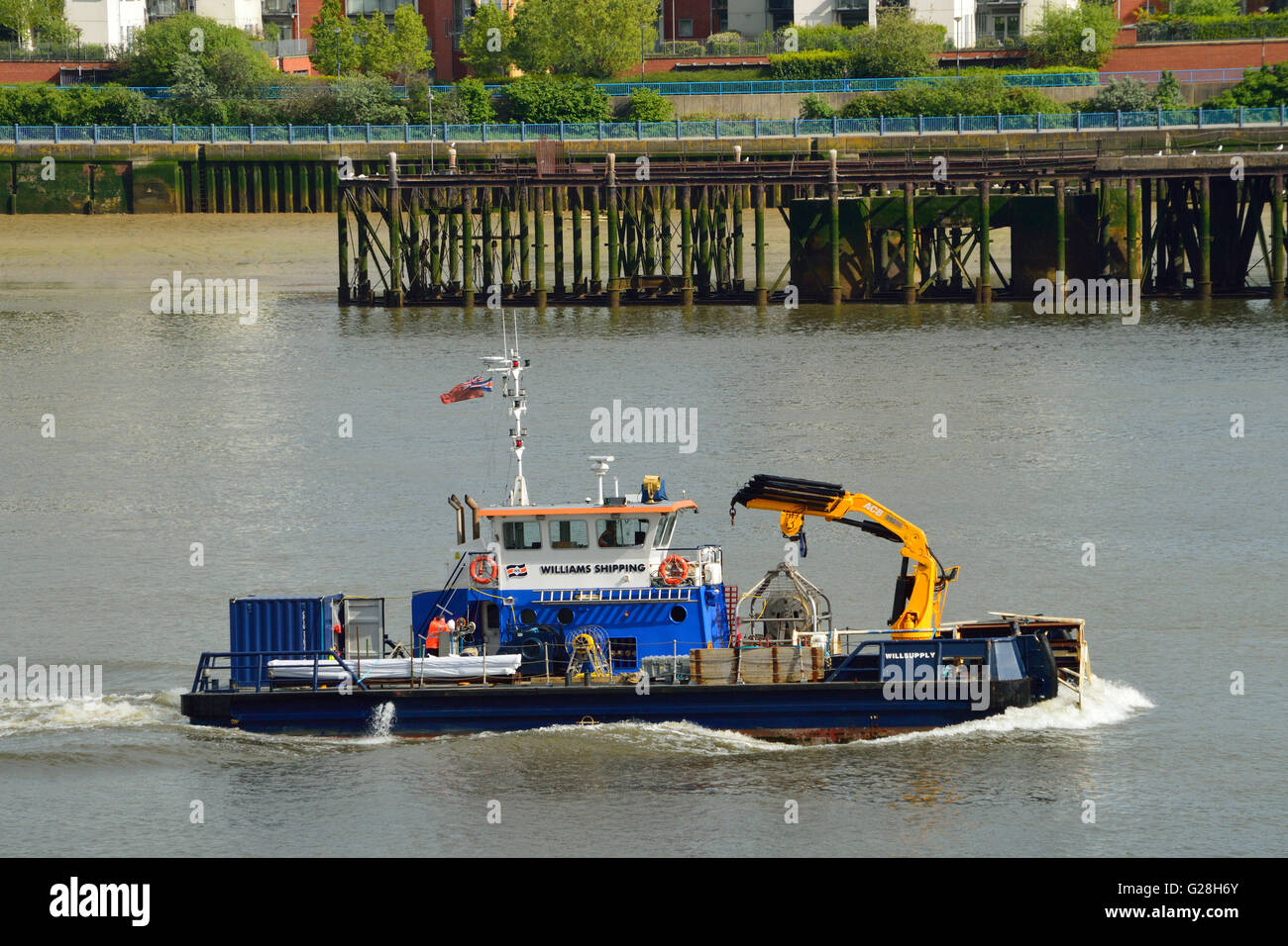 Williams del envío buque polivalente Willsupply encabezando el Támesis en Londres para ayudar con el Támesis Tideway project Foto de stock