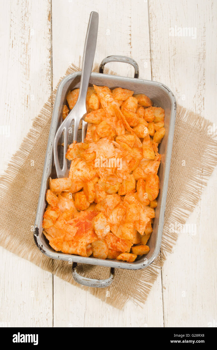 Patatas y pasta con aceite de girasol y aceite de pimentón en polvo, comida  húngara en un molde para horno Fotografía de stock - Alamy