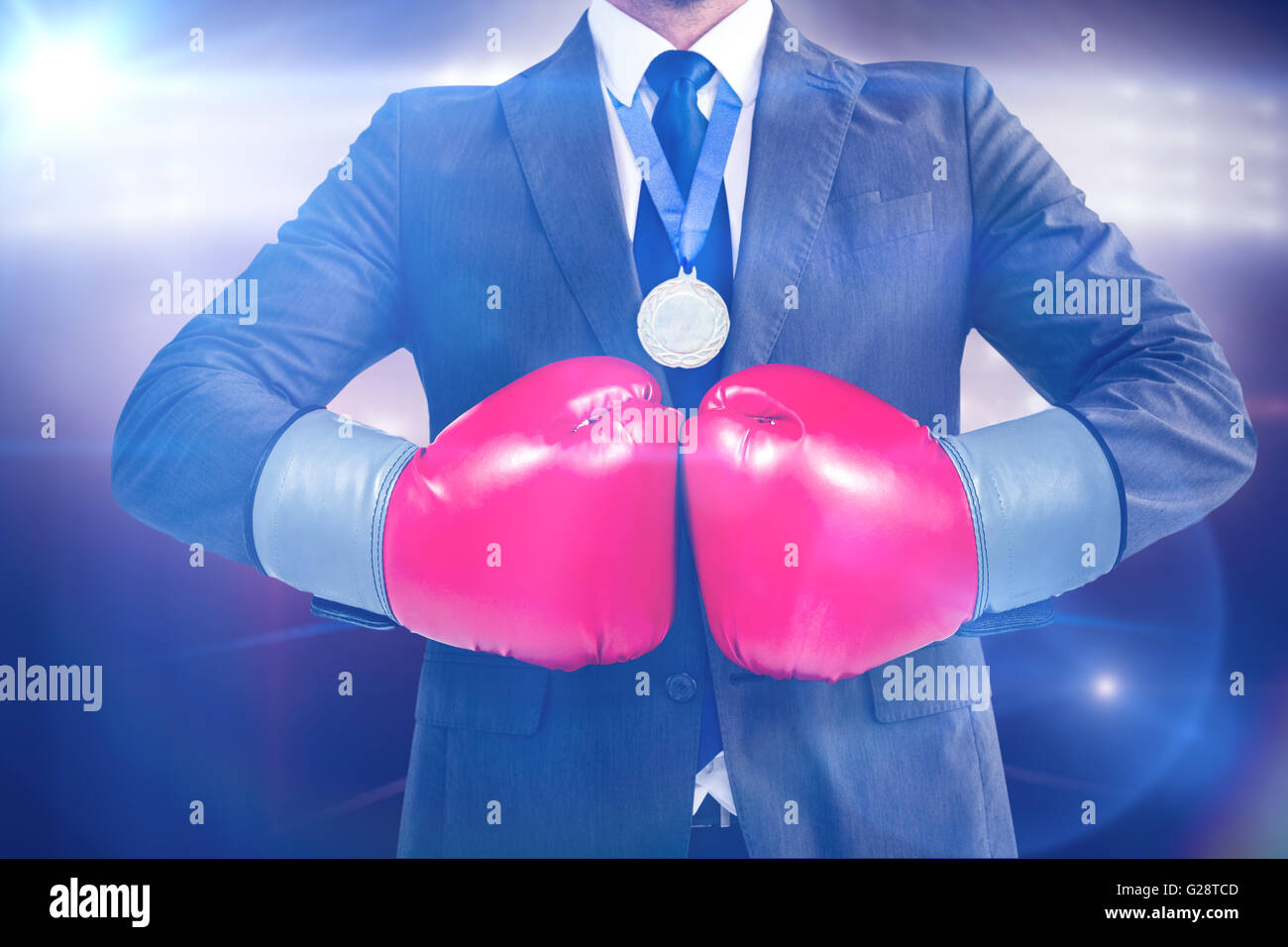 Imagen compuesta del empresario con guantes de boxeo Foto de stock