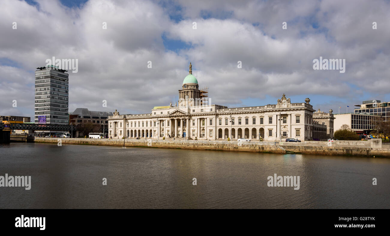 El Custom House es un neoclásico edificio del siglo xviii en Dublín, Irlanda Foto de stock