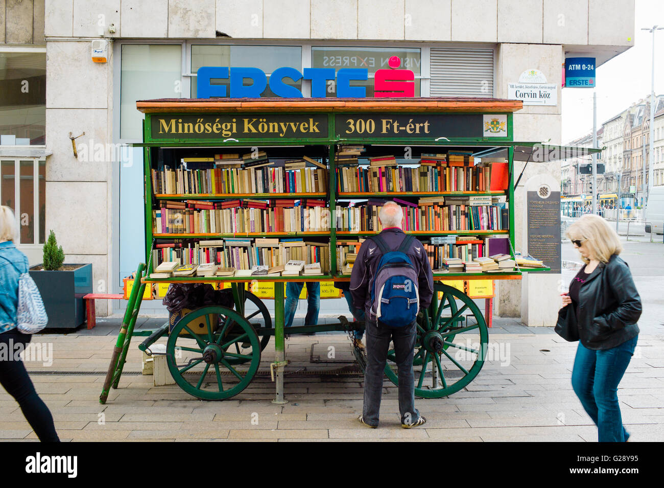 Un carrito móvil de venta de libros de segunda mano en Corvin köz, Budapest Foto de stock