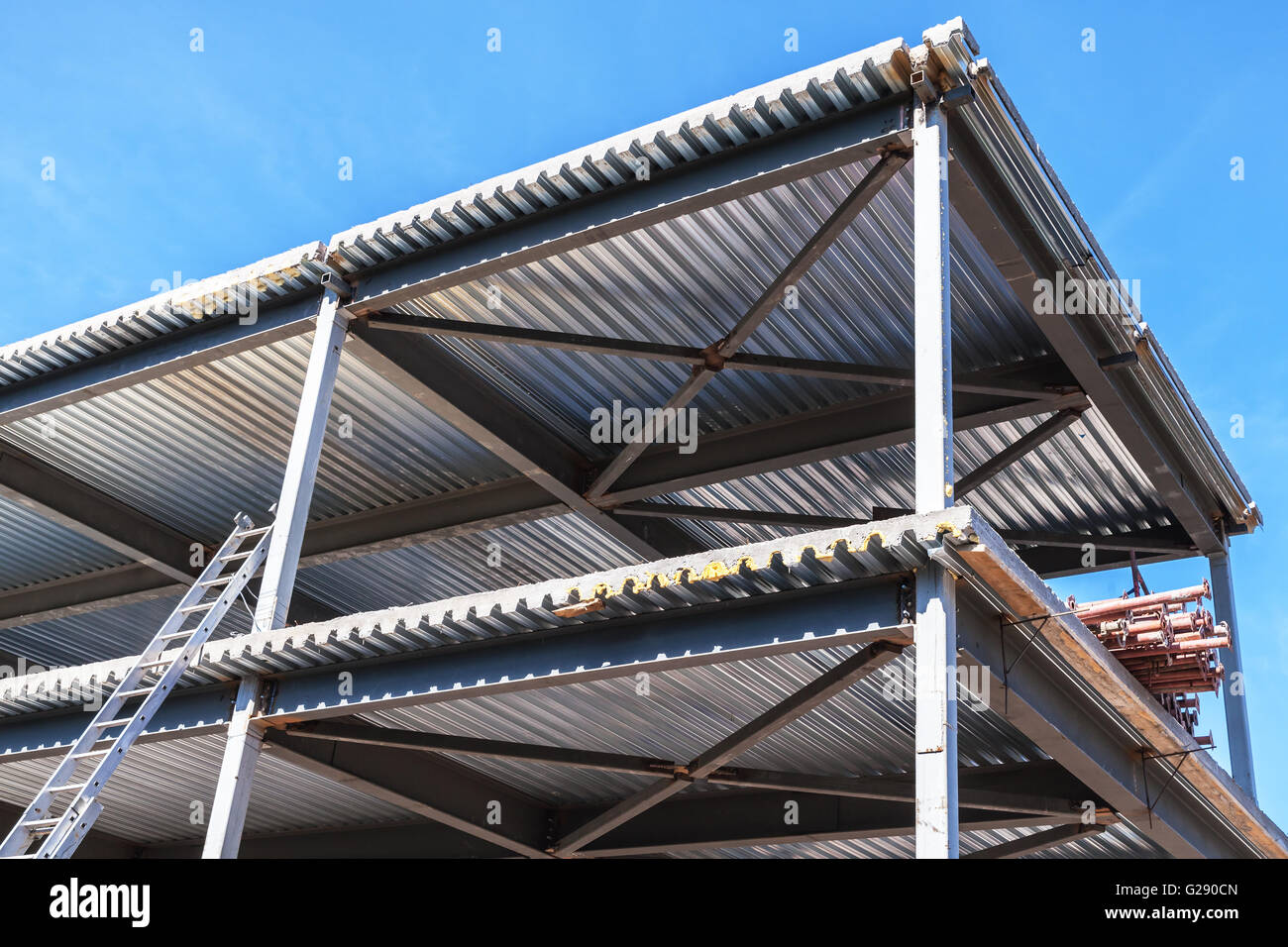 Edificio industrial moderna está bajo construcción. Las vigas de acero y  techado con suelos de hormigón Fotografía de stock - Alamy