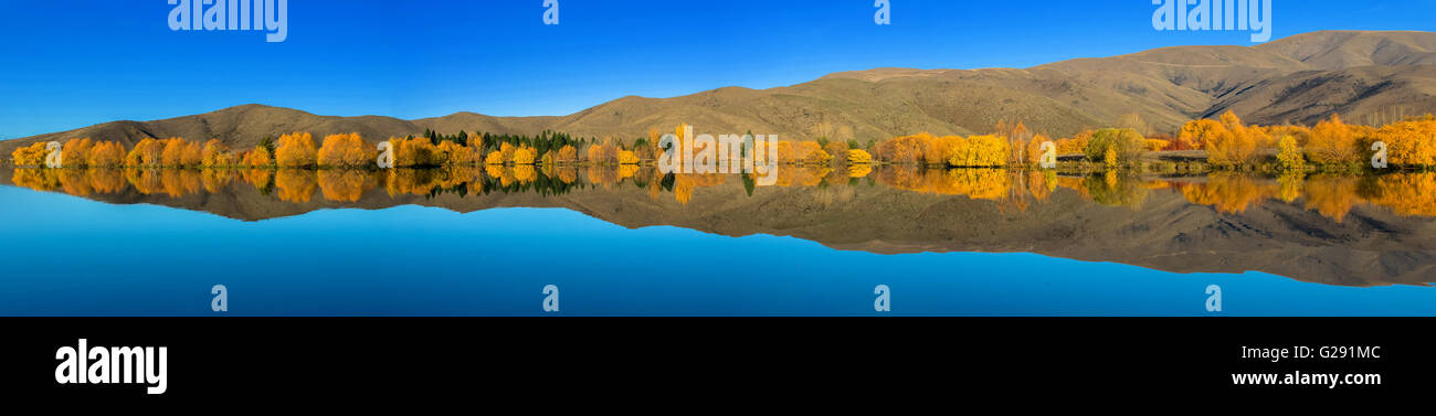 Reflexiones en otoño, el lago Ruataniwha Wairepo Brazo en Nueva Zelandia. Foto de stock