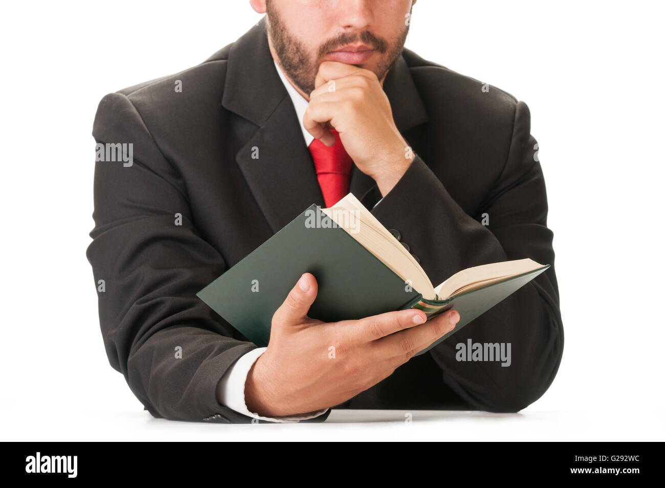 Hombre de negocios vestido con traje negro y corbata roja sosteniendo un  libro Fotografía de stock - Alamy