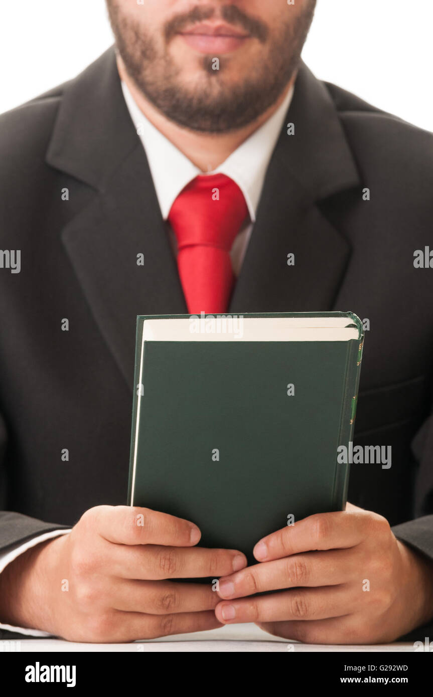 Abogado con elegante traje negro y corbata roja sosteniendo un libro  Fotografía de stock - Alamy