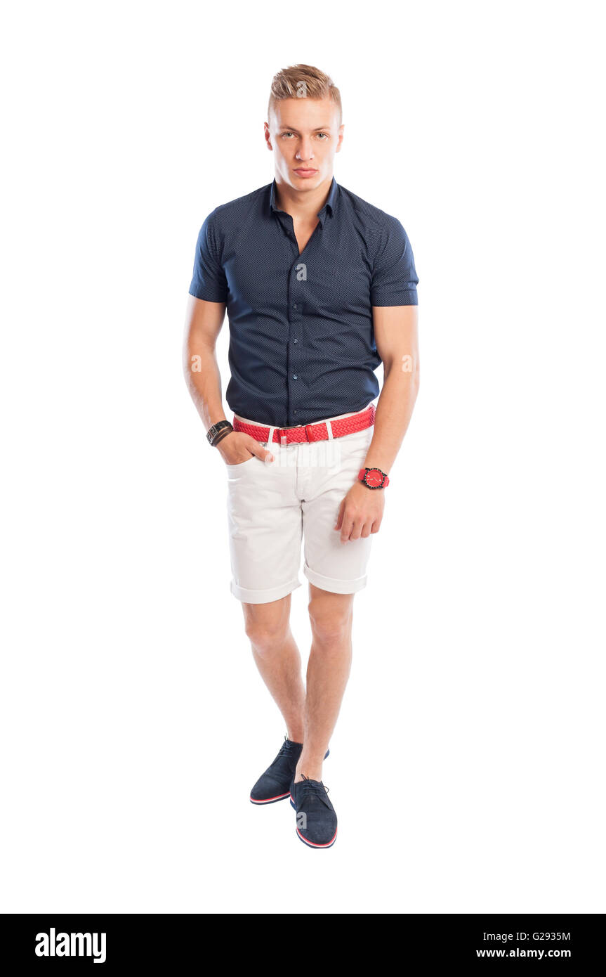 Moda guy vistiendo ropa de verano, blanca y pantalones cortos, camiseta  azul con cinturón rojo y ver Fotografía de stock - Alamy