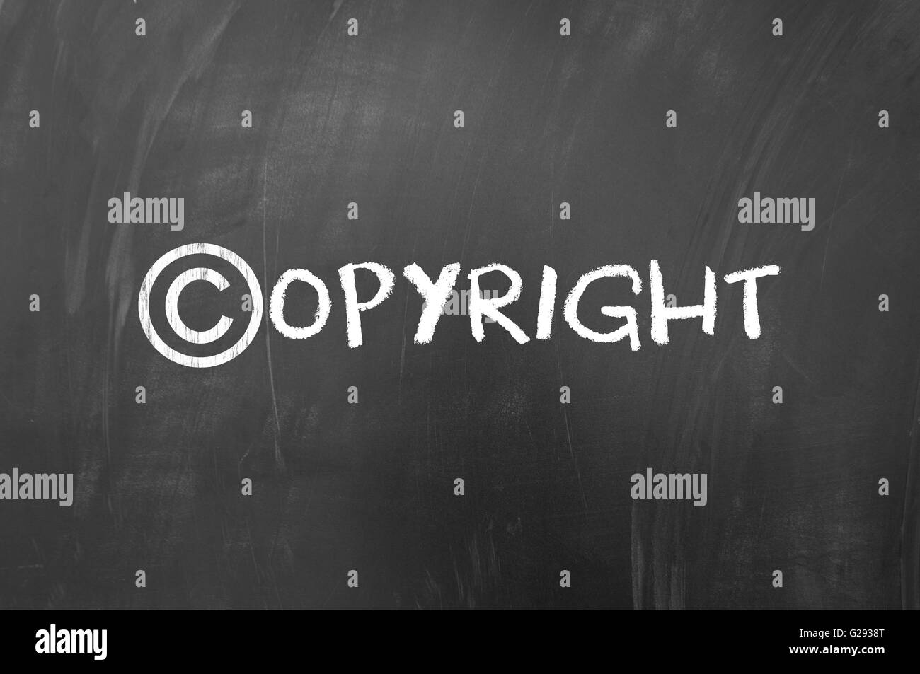 Símbolo de copyright concepto hechas con tiza blanca sobre la pizarra Foto de stock