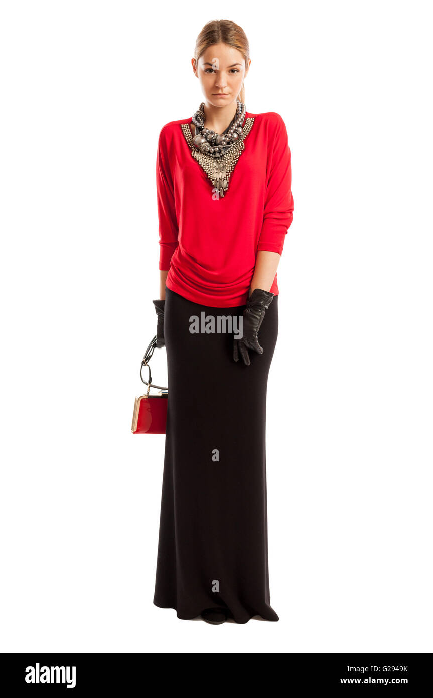 Modelo de hembras jóvenes vestidos de rojo, blusa larga falda negra, un  pequeño bolso y accesorios alrededor de su cuello Fotografía de stock -  Alamy