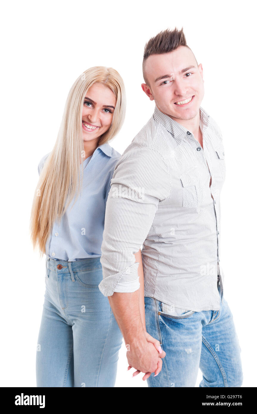 Feliz pareja sonriente sosteniendo las manos sobre fondo blanco. Foto de stock