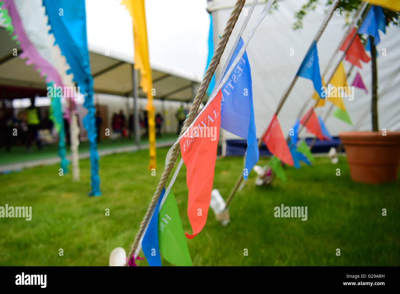 Heno en Wye, Gales, Reino Unido. El 26 de mayo, 2016. La jornada de apertura del Hay Festival 2016. Crédito de la foto: Keith morris/Alamy Live News Foto de stock