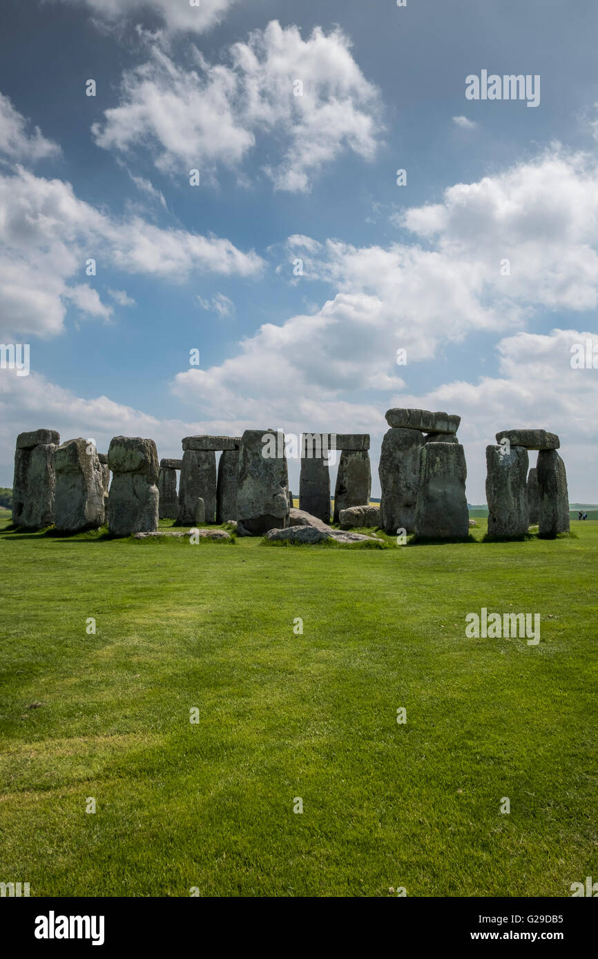 Stonehenge, Wiltshire, Reino Unido. El 26 de mayo, 2016. Un día glorioso en Stonehenge atrayendo a multitud de visitantes. Crédito: Paul Chambers/Alamy Live News Foto de stock