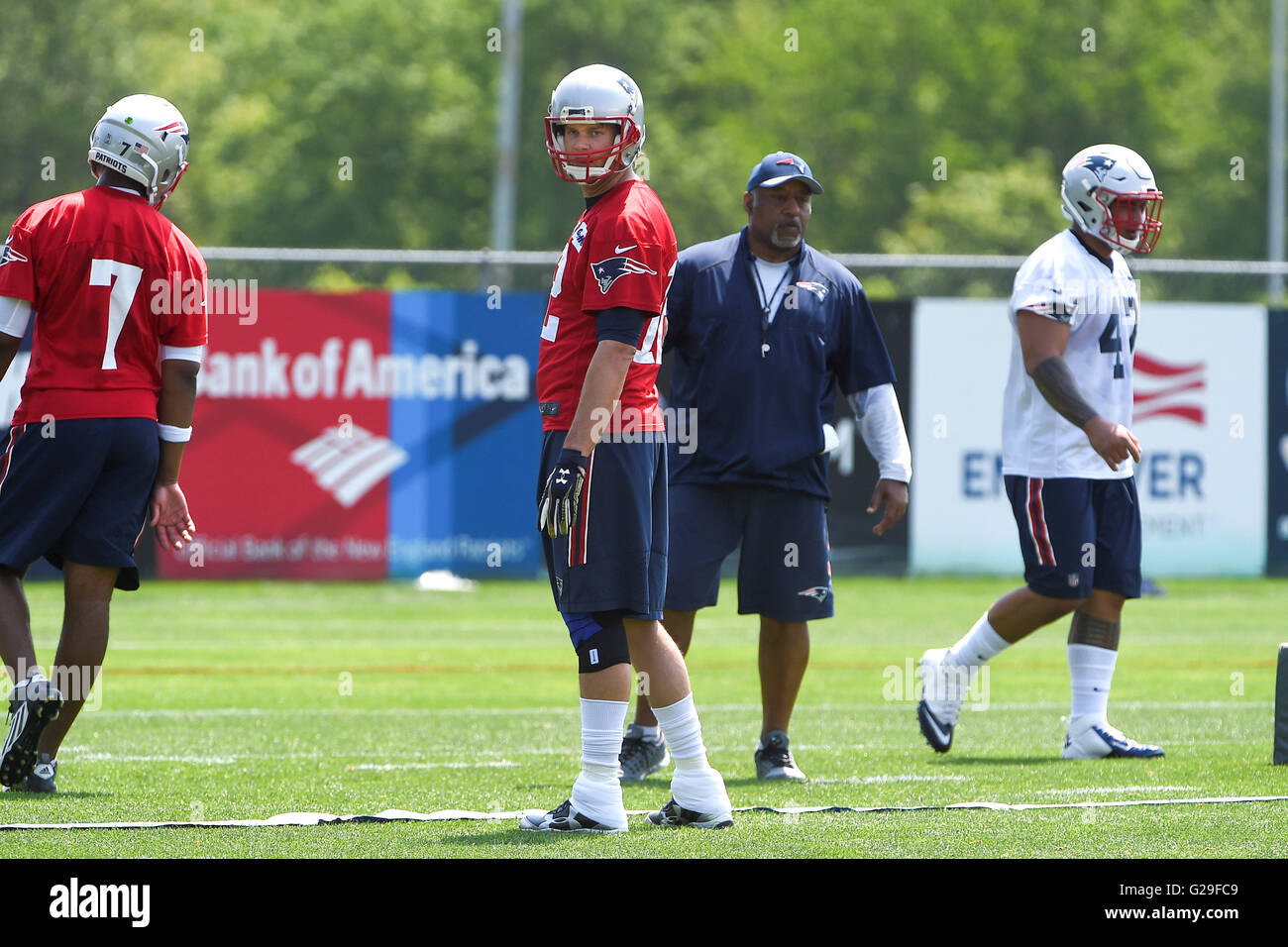 Jueves 26 de mayo de 2016: New England Patriots quarterback Tom Brady (12)  participa en el New England Patriots, equipo organizado actividades  celebradas en el campo de práctica en Gillette Stadium, de