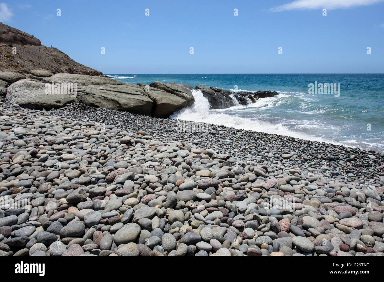 Olas rompiendo sobre las rocas en la playa de Pasito Blanco, en el sur de Gran Canaria Foto de stock