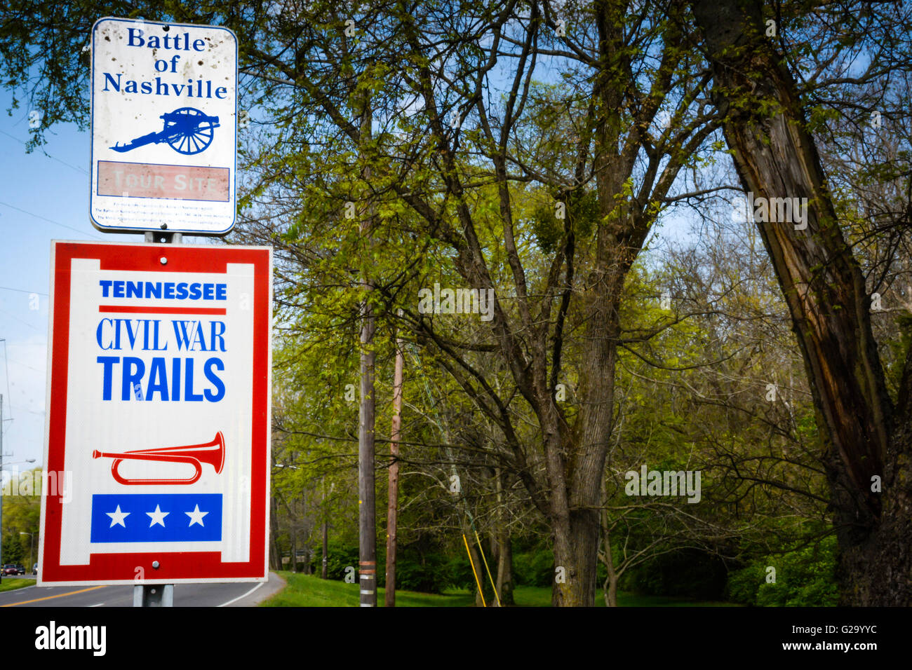 Red & Blue Highway señales viales que conmemoran la batalla de Nashville y Guerra Civil senderos cerca de Natchez Trace en Nashville, TN Foto de stock