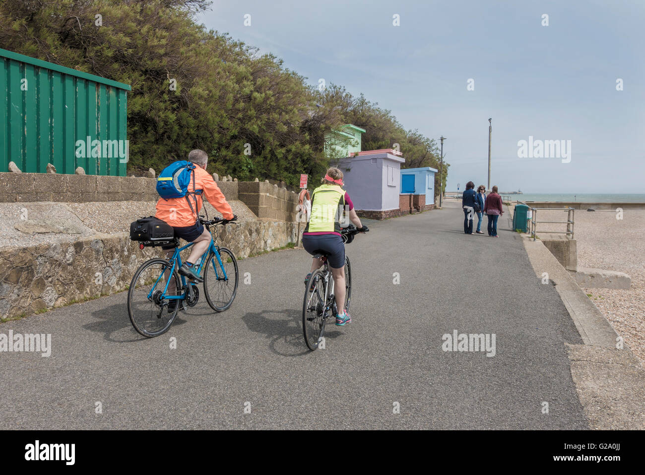 Pareja de mediana edad en Bicicleta Paseo Folkestone Kent England Foto de stock