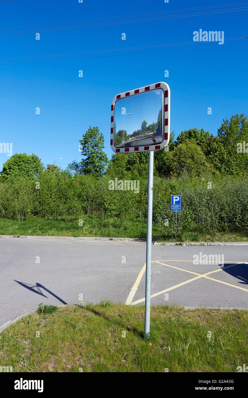 Espejo de tráfico, Finlandia Foto de stock
