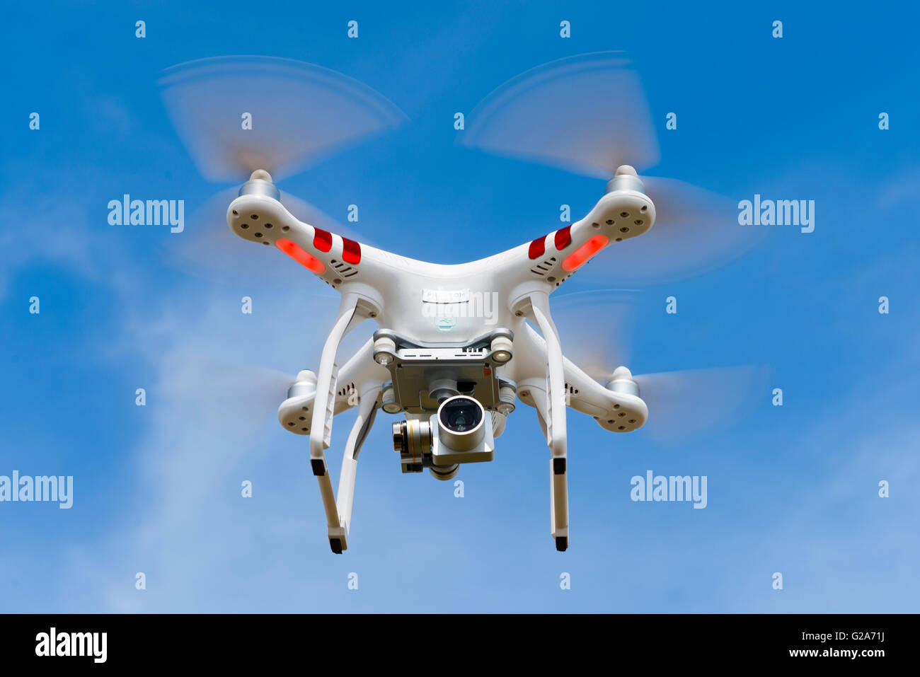 Quadrocopter, drone, con cámara volando contra un cielo azul, DJI 3 fantasma Foto de stock