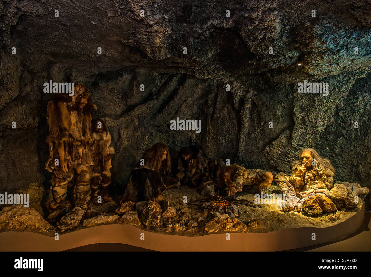 Eslovenia Costa y Kars grutas de Postojna Park - Museo Expo -cueva de la reconstrucción con hombres Foto de stock