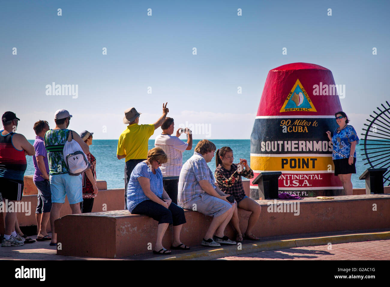 Los turistas fotografiando a sí mismos en el marcador que se encuentra en el punto más austral de América, Key West, Florida, EE.UU. Foto de stock