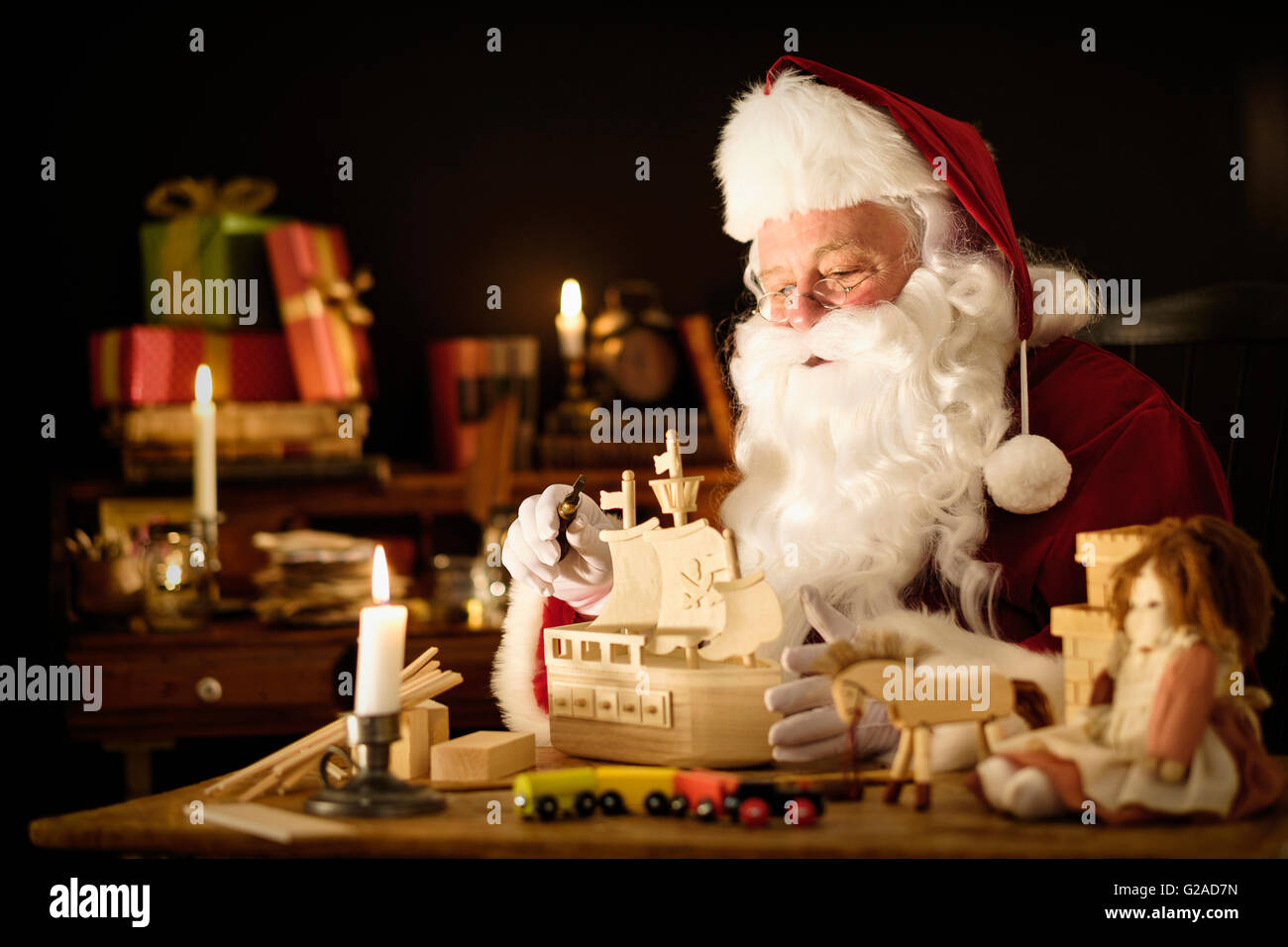 Santa Claus haciendo juguetes de madera Fotografía de stock - Alamy