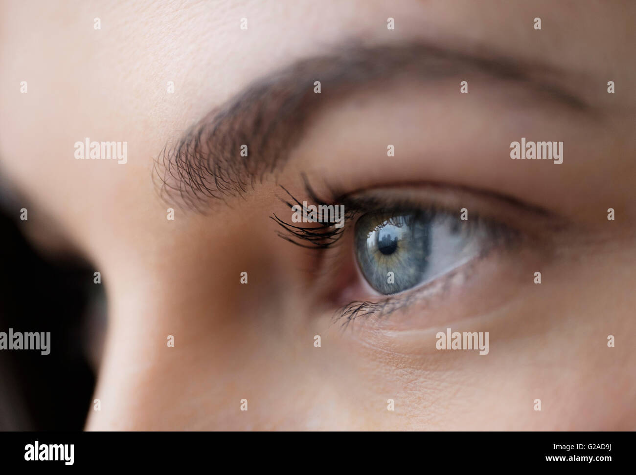 Cerca de una joven con ojos azules Foto de stock