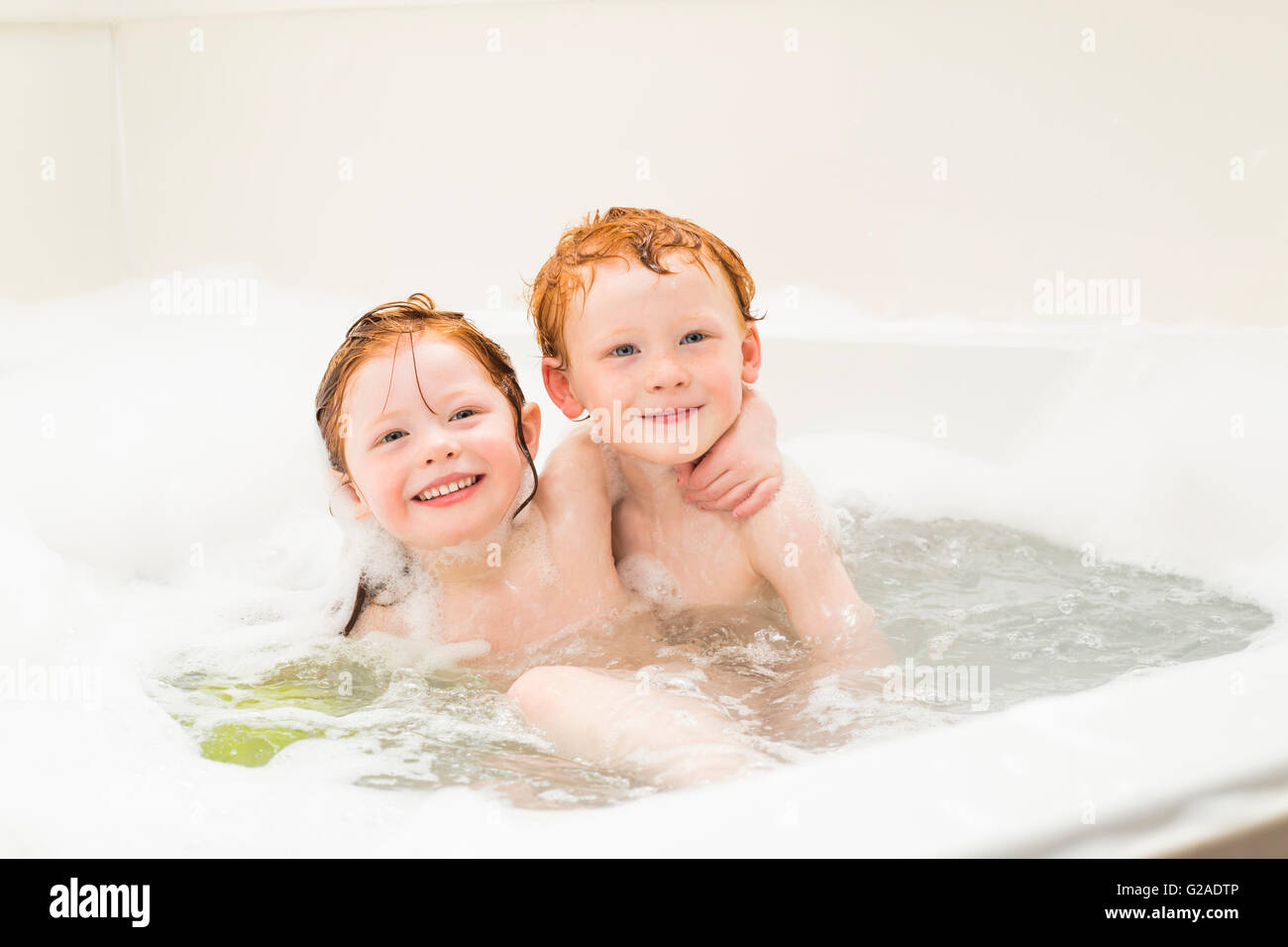 El hermano y la hermana (2-3, 4-5) con baño de burbujas Foto de stock