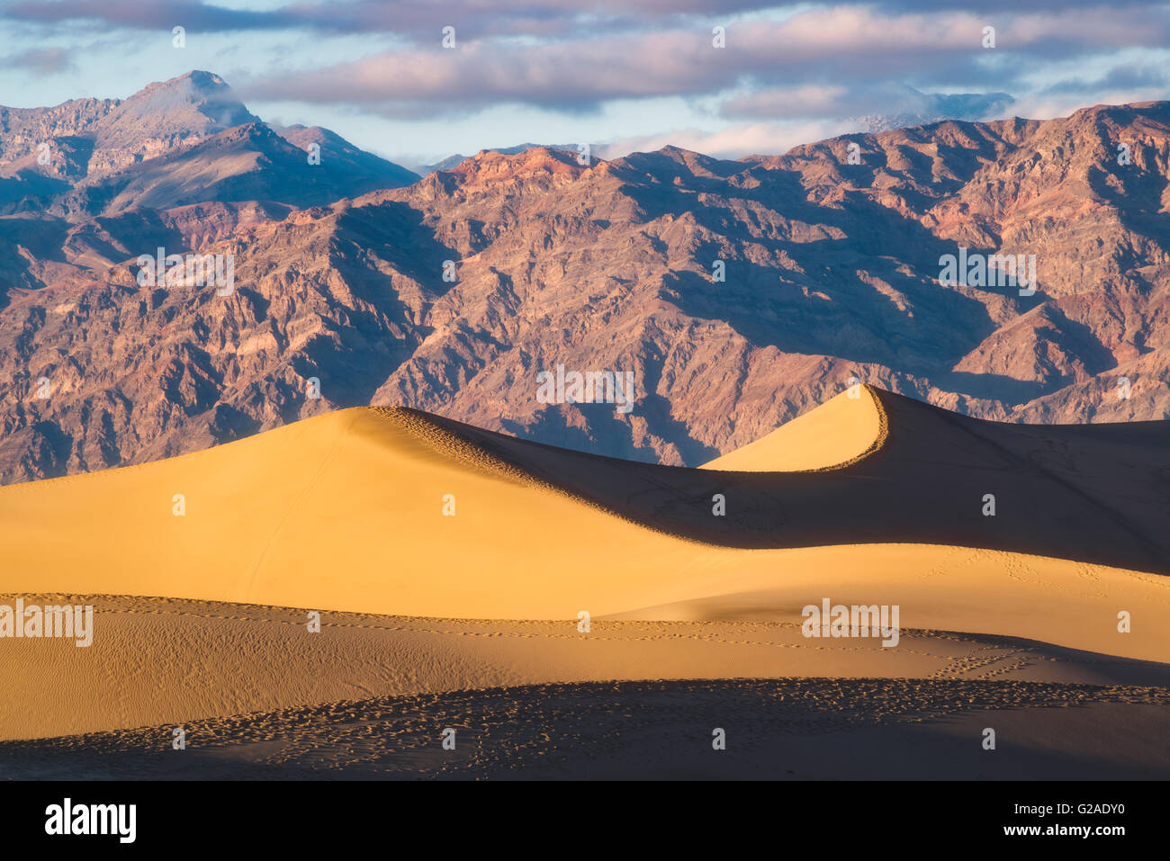 Cordillera con dunas de arena en primer plano Foto de stock