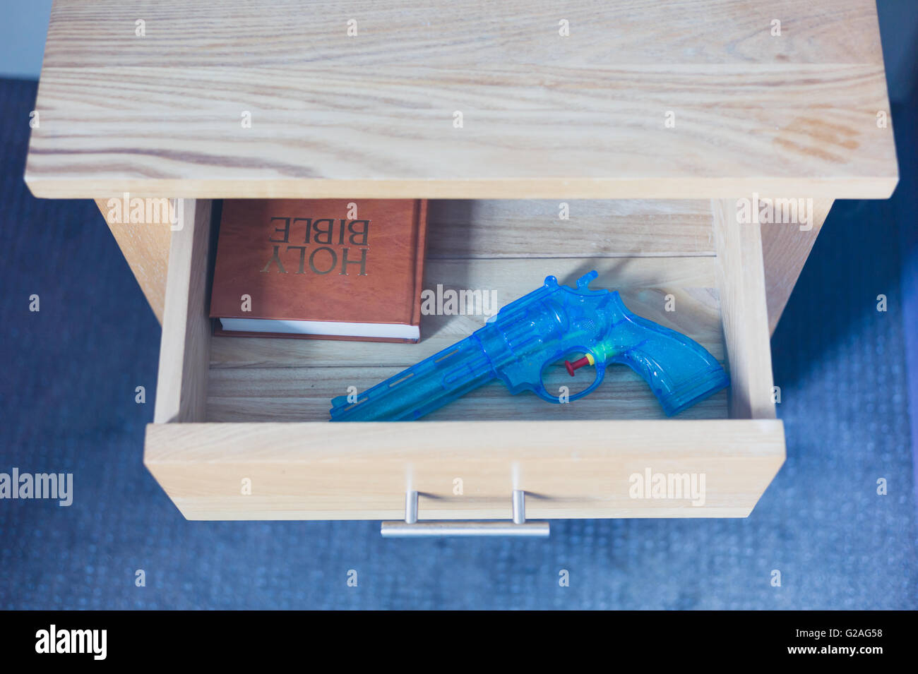 Revólver de juguete azul de plástico, vista lateral Fotografía de stock -  Alamy